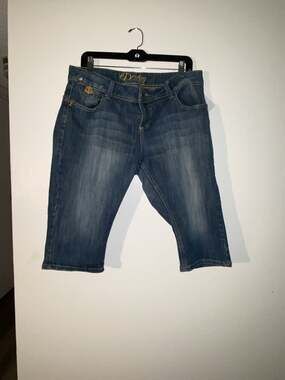 Dereon Women's Y2K Embroidered Back Pocket Denim Capris Size 16